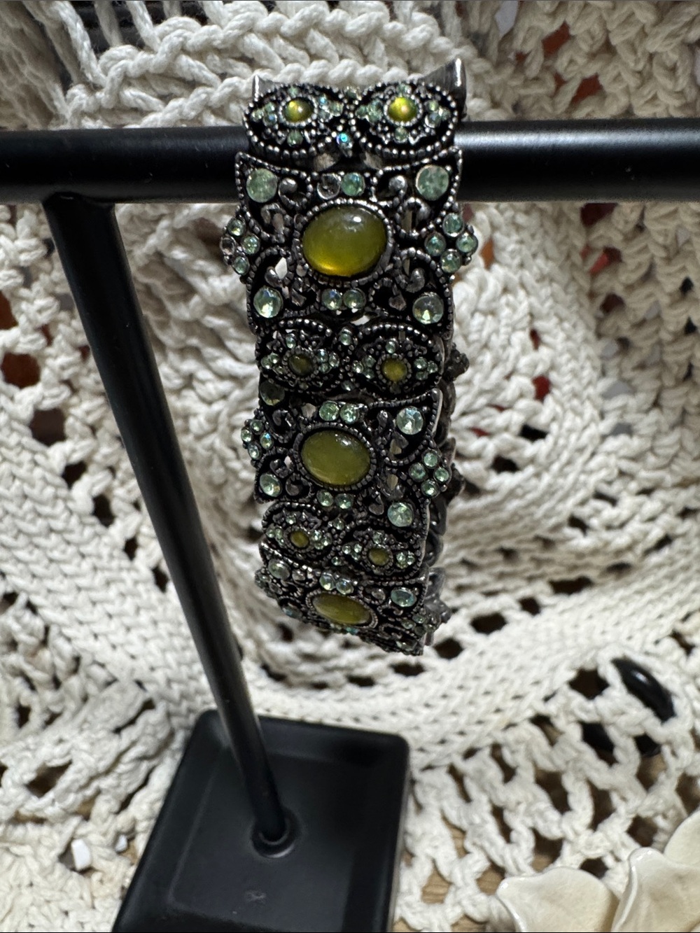 Vintage-Inspired Green Stone Stretch Bracelet